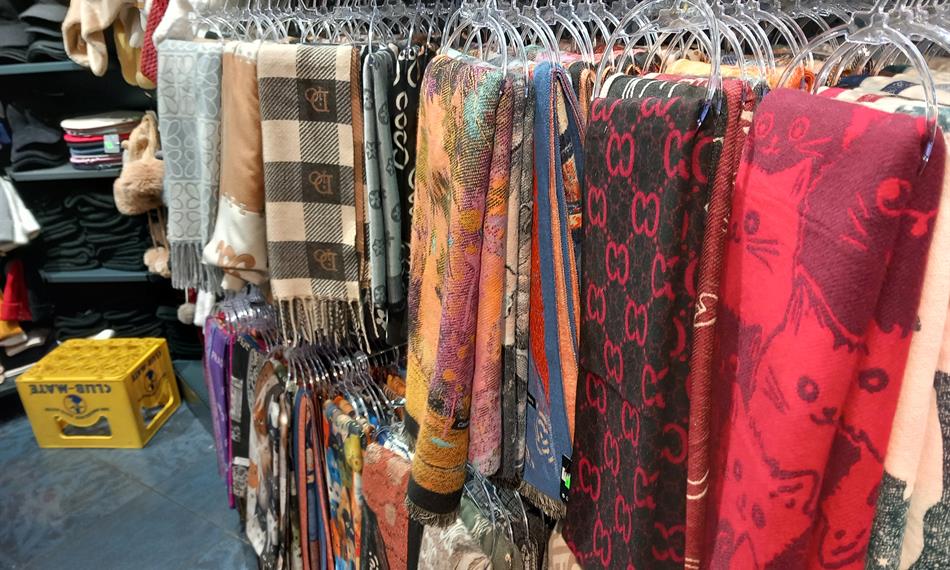 širový výběr zboží obsahující i padělky